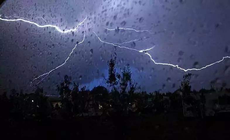 暴雨來(lái)襲，請(qǐng)注意人身安全
