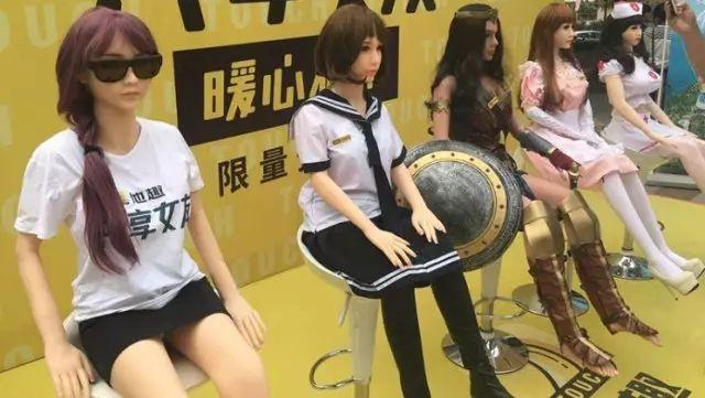 高傲的“單身”還是選擇人體硅膠娃娃？
